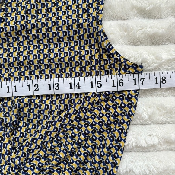 New York & Company Sleeveless Blouse With V Cut Neck Medium - Picture 5 of 6